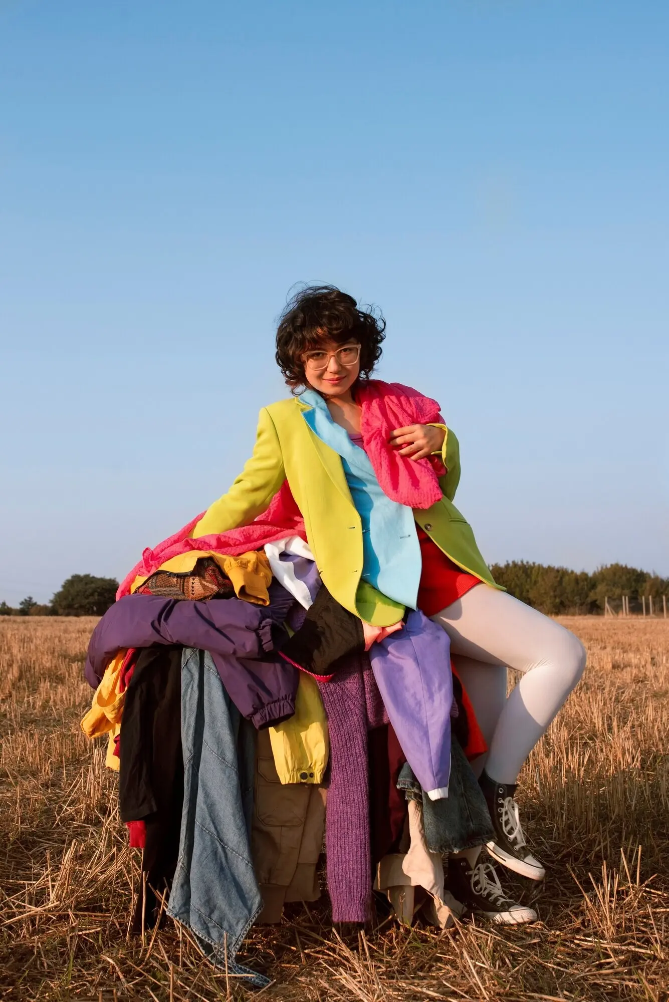 Ganzkörperaufnahme einer Frau, die für das Fast-Fashion-Konzept posiert.