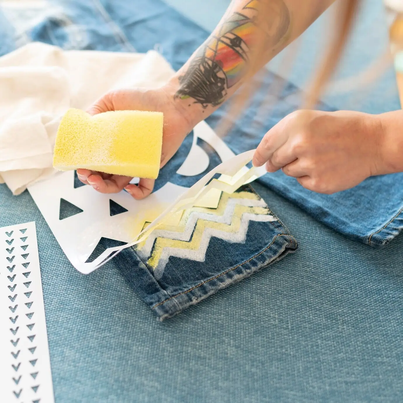 Nahaufnahme einer Hand, die einen Schwamm hält.