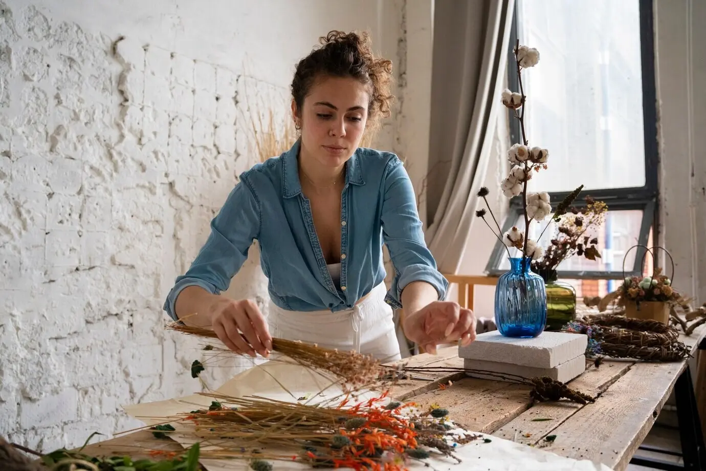 Menschen stellen ihr eigenes Trockenarrangement zusammen.